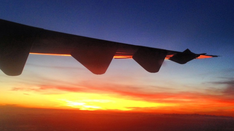 O Jet Lag pode causar dores de cabeça e insônia. 