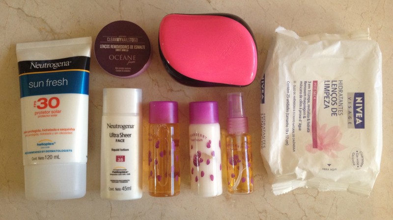 Os produtos acima são: remover de esmalte, escova de cabelo, protetor solar (dois), shampoo, condicionar e reparador de pontas. Por último um lenço demaquilante. 