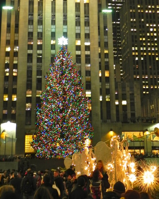 A árvore fica no centro entre os prédios do Rockefeller. 