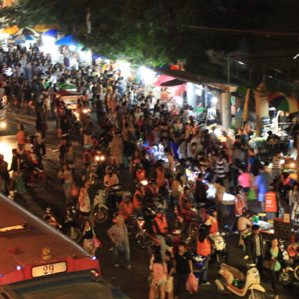 Mais de 8 mil barracas, muita gente e um lugar único: este é o Chatuchak Market