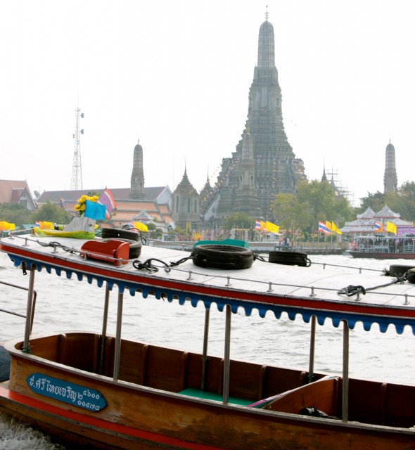 O barquinho e o Wat Arun ao fundo. 