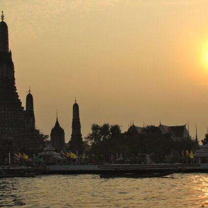 Wat Arun e o pôr do sol em Bangkok