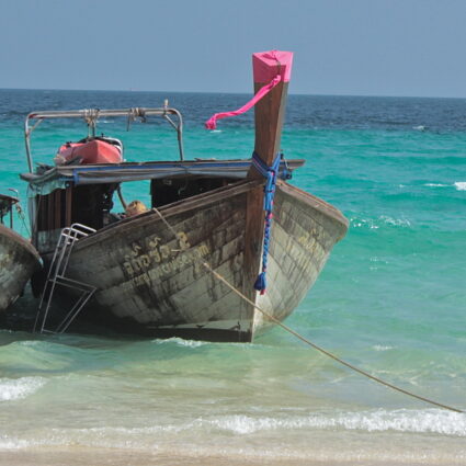 O azul do mar das Ilhas Ko Phi Phi e Phuket