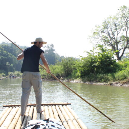Passeio de balsa (furada) de bamboo na Tailândia