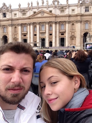 Sentadinhos e comportados acompanhando a audiência com o Papa Francisco. 
