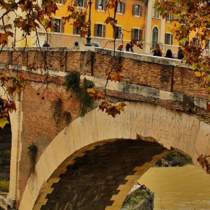 Conheça a misteriosa Ilha Tiberina de Roma e sua ponte com mais de 2 mil anos