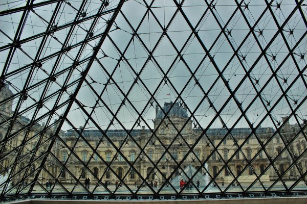 Parte do museu vista pelo lado de dentro da pirâmide. 