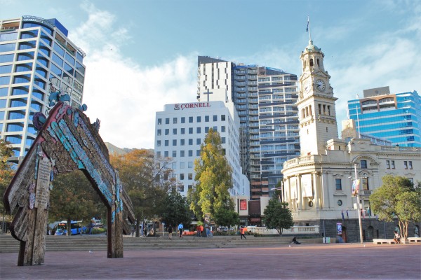Para verem como a praça e a Câmara ficam bem próximas.