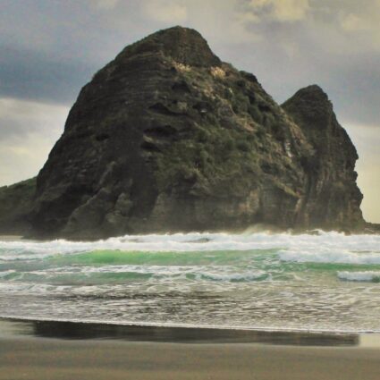 Piha: a praia selvagem de areias negras e brilhantes que fica pertinho de Auckland